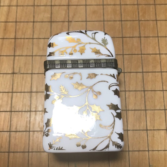White with Gold Leaves and Berries Ceramic Trinket Box 2.5”Hx1.75”Wx1.75”D GVC - Picture 5 of 6